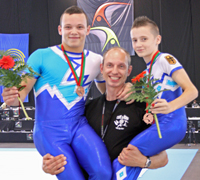 Niklolaj Dewataikin mit Partner Lukas Claus und Trainer Igor Blintsov nach dem Gewinn der Bronzemedaille bei der EM 2009 in Portugal